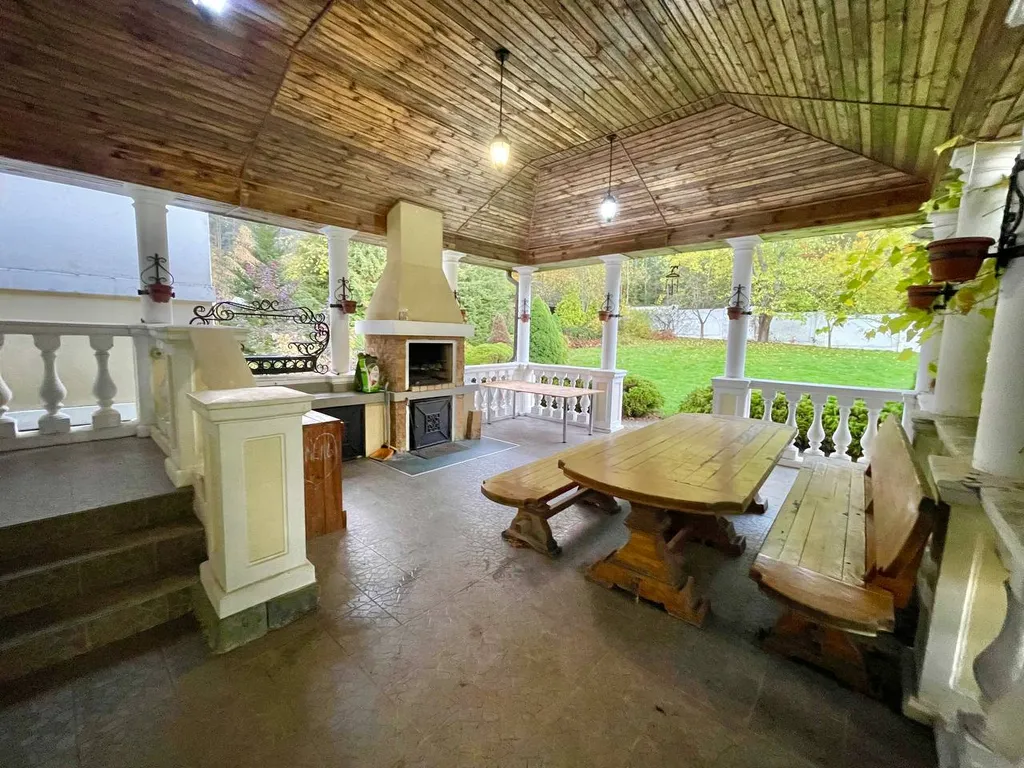 Котедж в классическом стиле с бассейном, сауной, бильярдом