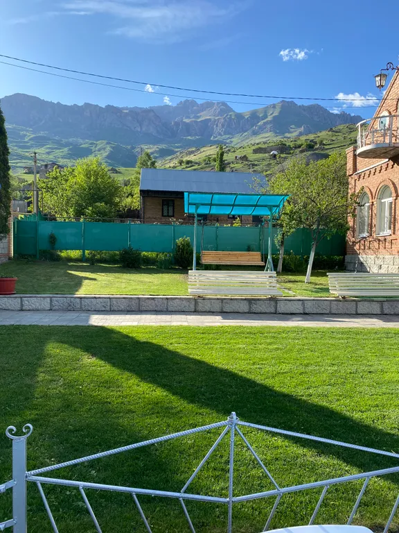 Дом с большим бассейном с подогревом и уютной банькой