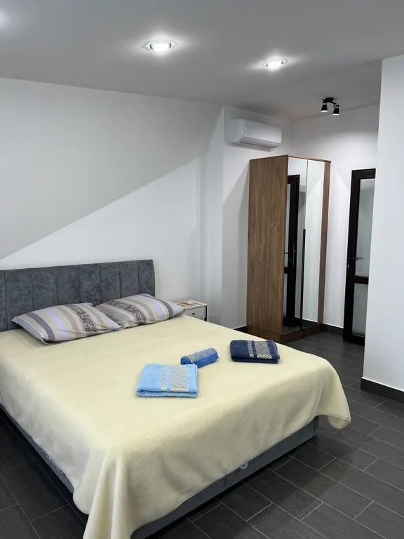 Эллинг на берегу моря