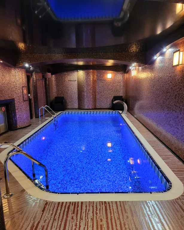 Шикарный трехкомнатный апартамент с кухней и балконом