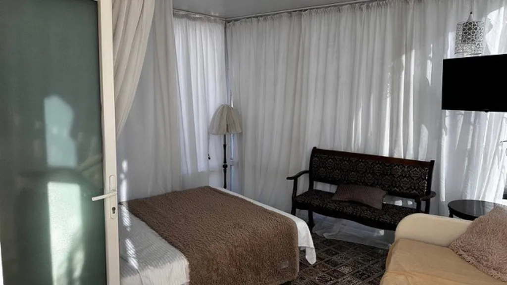 Уютная студия с панорамными окнами через забор с Ханским дворцом