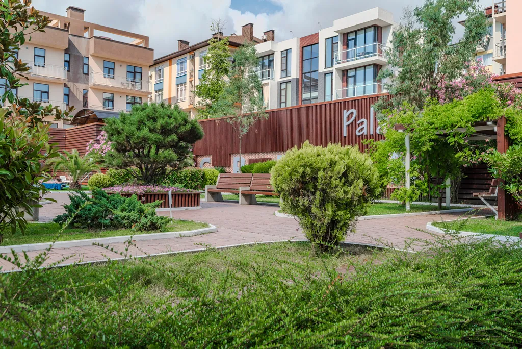 Студия с балконом и подогреваемым бассейном на территории ЖК в центре