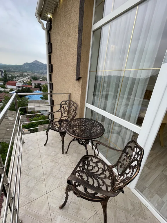 Четырёхместный номер люкс с балконом С видом на город и горы