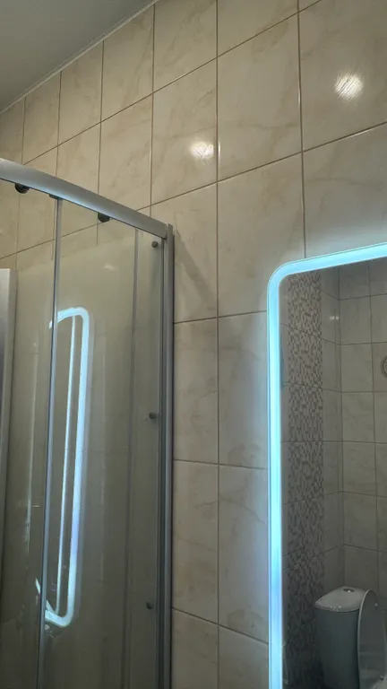 Белая студия в новом доме на центральной улице