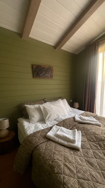 Домик в горах на берегу горной речки