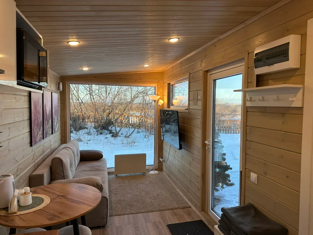 Современный дом на самом берегу реки