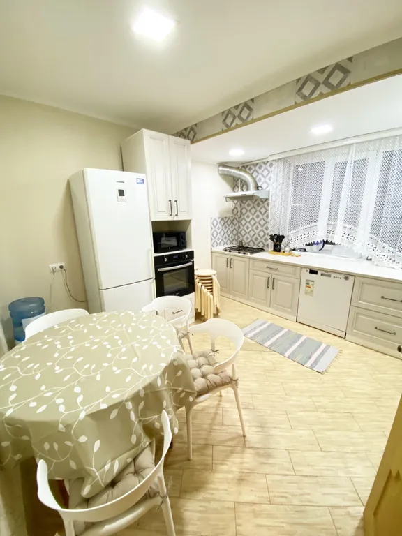 Большой двухэтажный дом