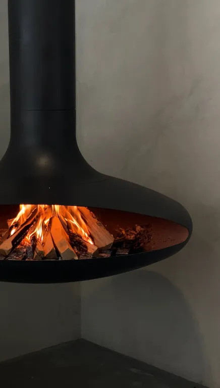 Премиальный дом с дизайнерским камином на дровах в лесу