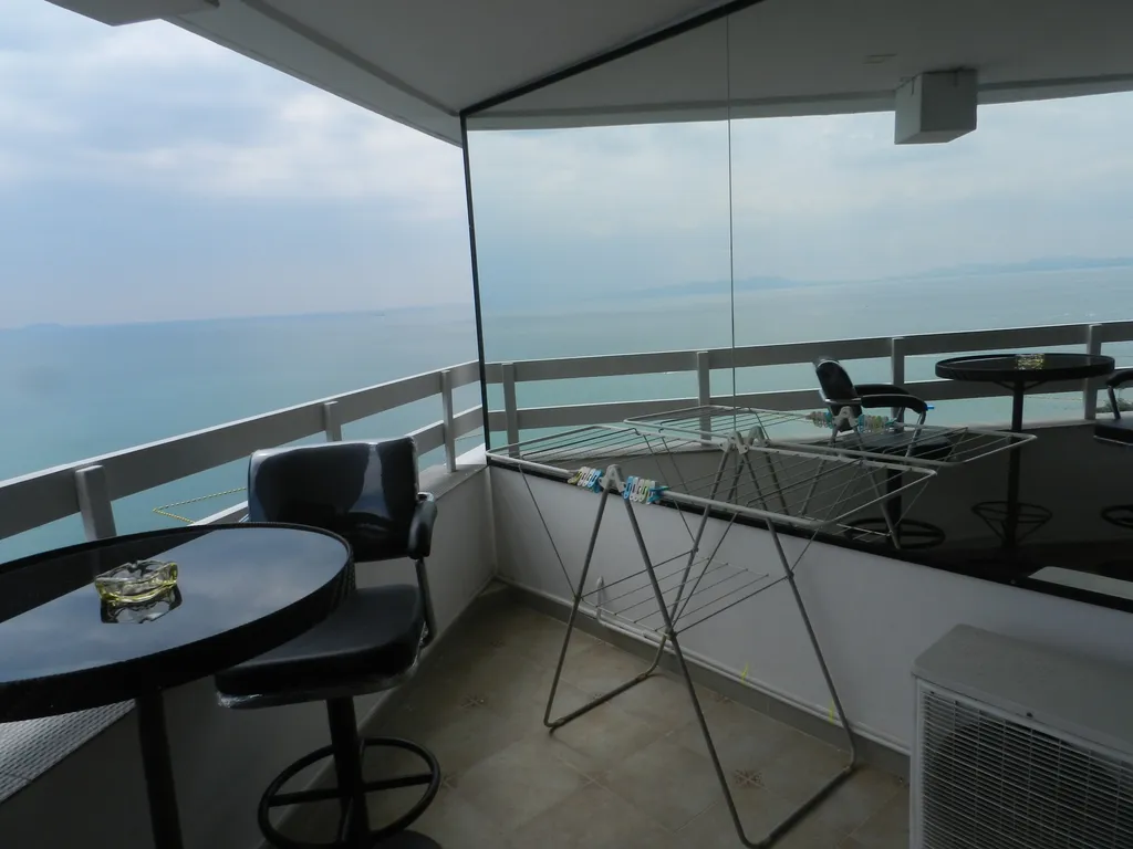 Студия с фронтальным видом на море