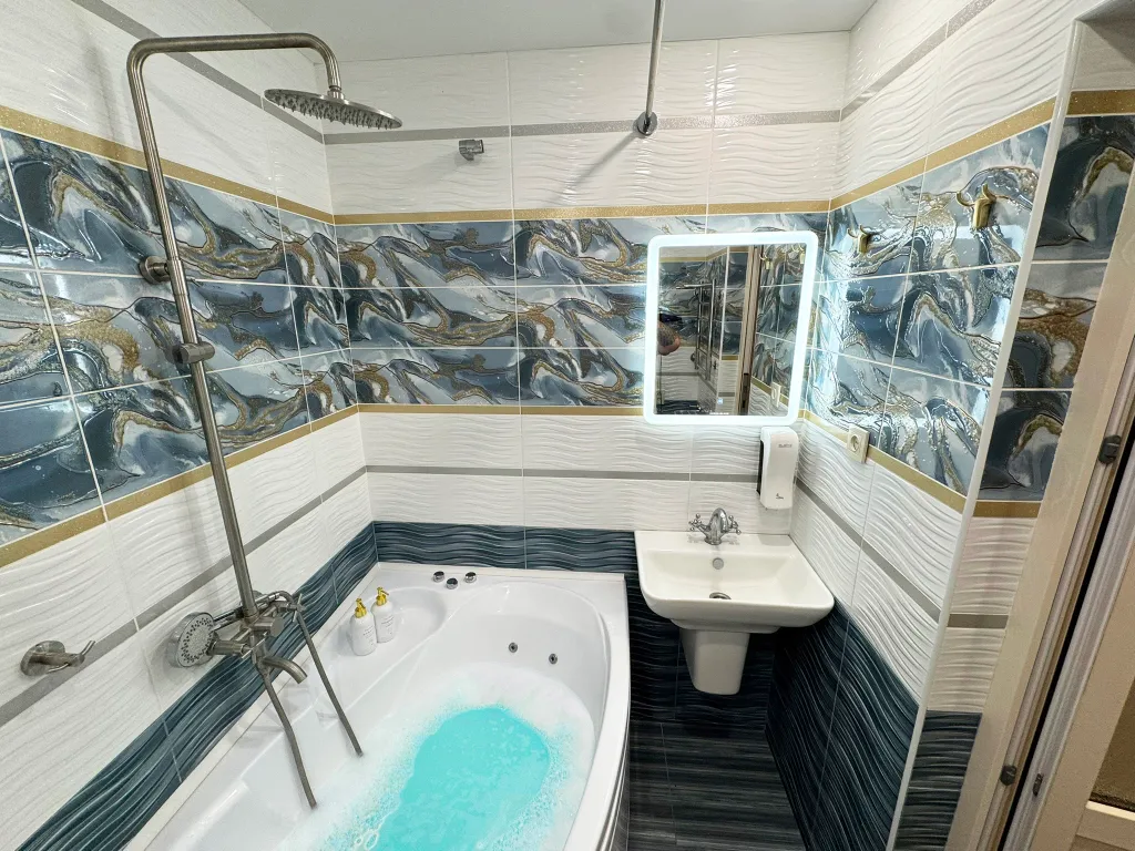 VIP 2-к с джакузи в центре