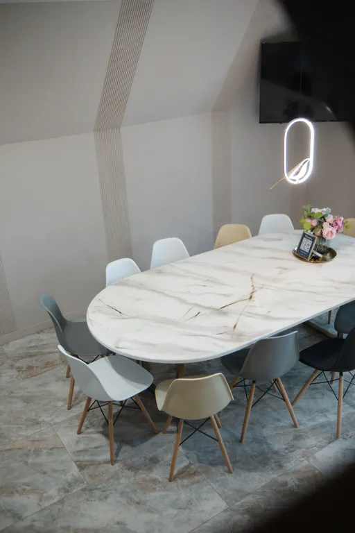 Дом с теплым бассейном на озере