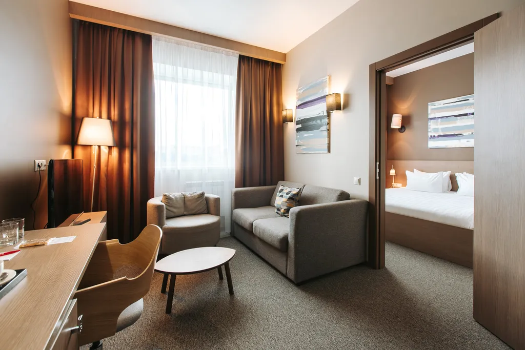 Номер люкс с двуспальной кроватью и диваном