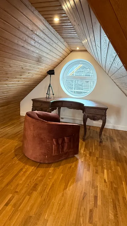 Лофт - мансарда с фронтальным видом на море