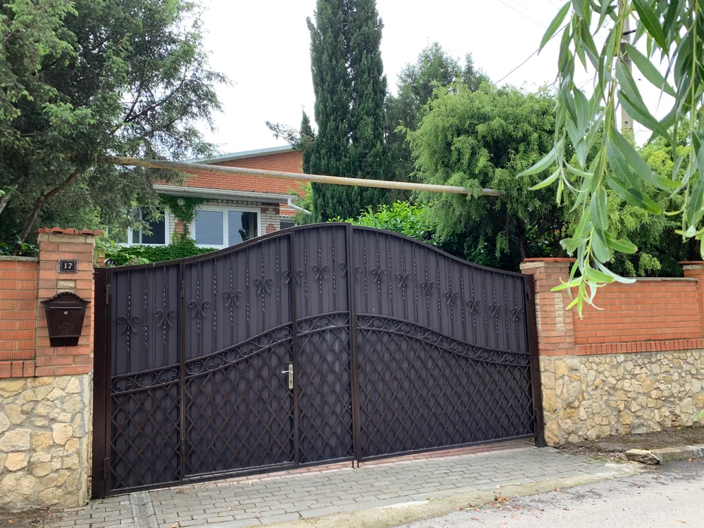 Добротный кирпичный дом со своим двором в усадьбе Можжевеловый дворик