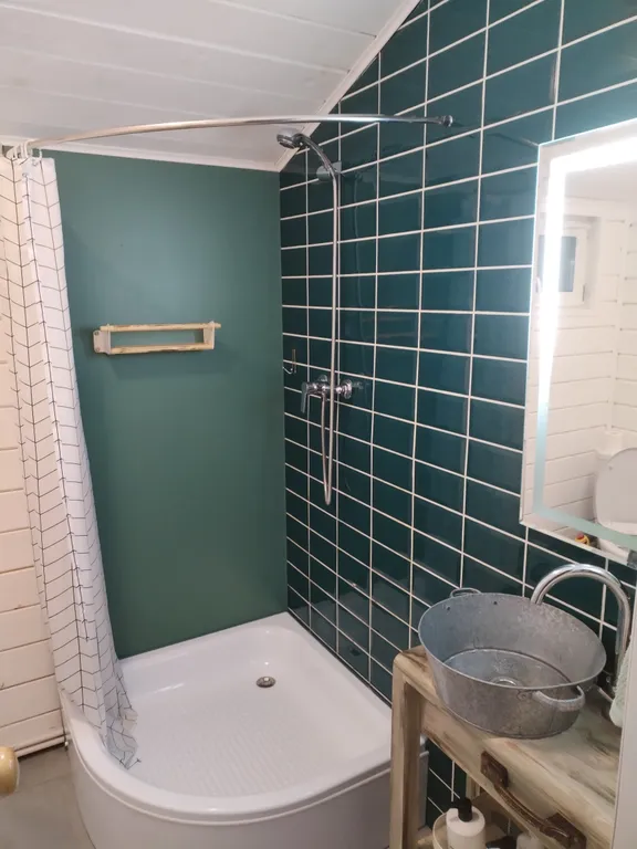 Домик у леса с видом на озеро