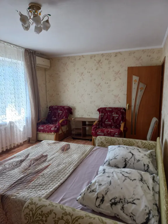 С панорамным видом на море и гору медведь (аю-даг)