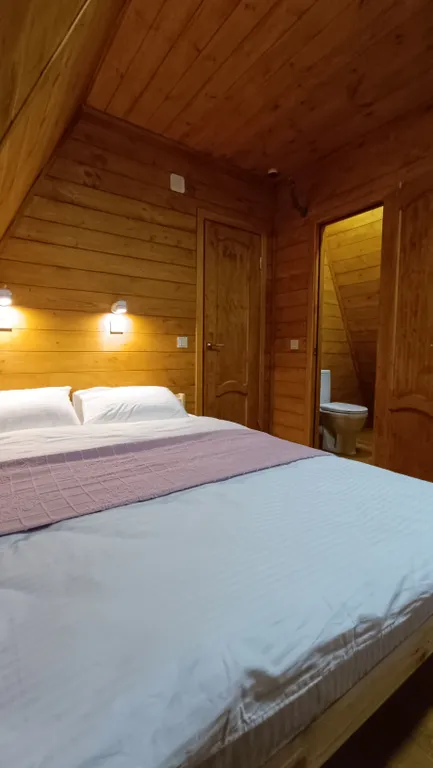 Большой деревянный треугольный дом (афрейм) с видом на бештау