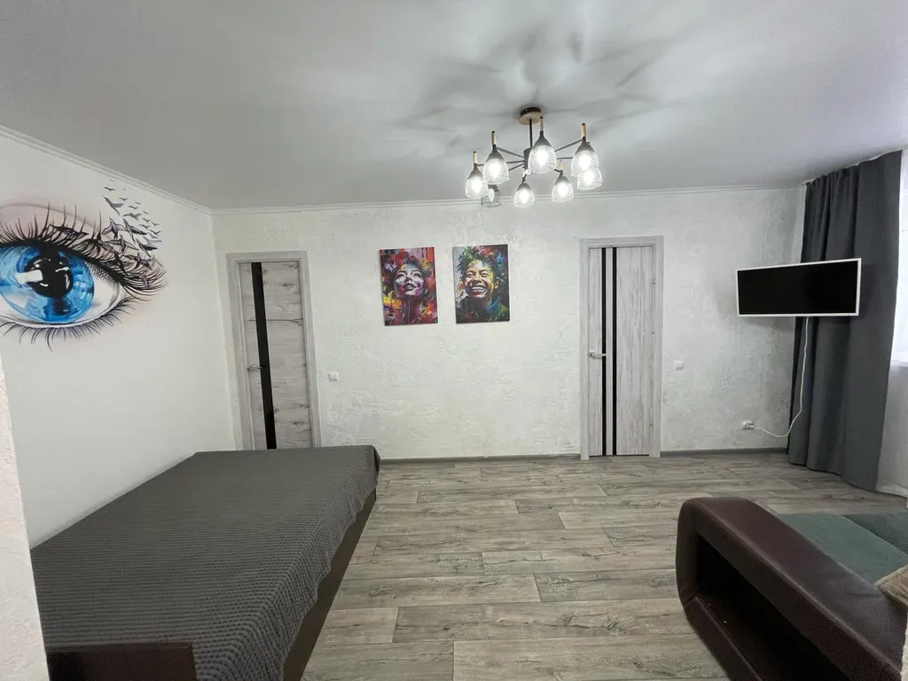 Двухкомнатная с евро ремонтом в районе 1000 мелочей