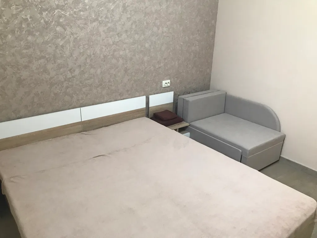 Индивидуальный номер на земле в уютном дворике