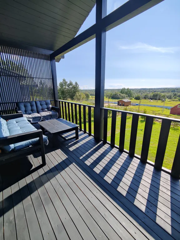 Дом, лес и озеро