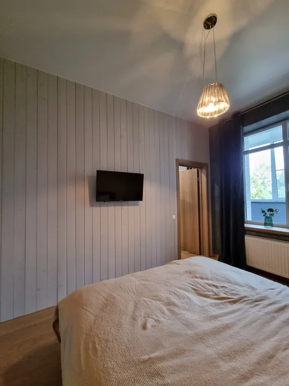 Современные апартаменты с джакузи у озера