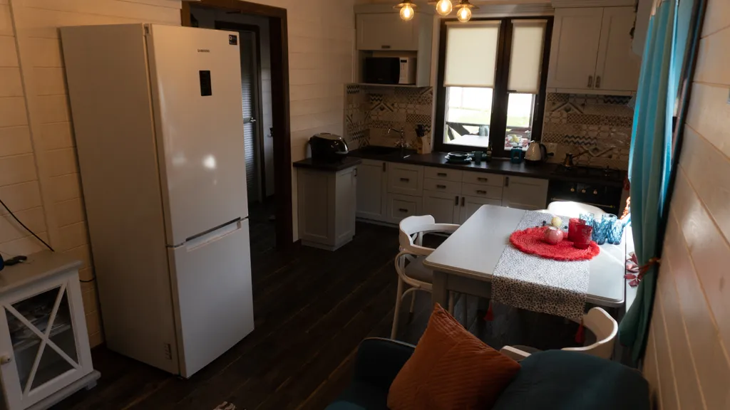 Красивый домик в лесу у реки