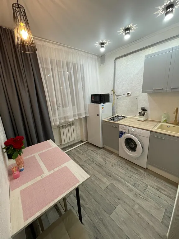 Двухкомнатная с евро ремонтом в районе 1000 мелочей