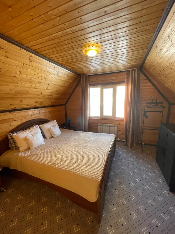 Небольшой уютный дом рядом с пихтовым лесом