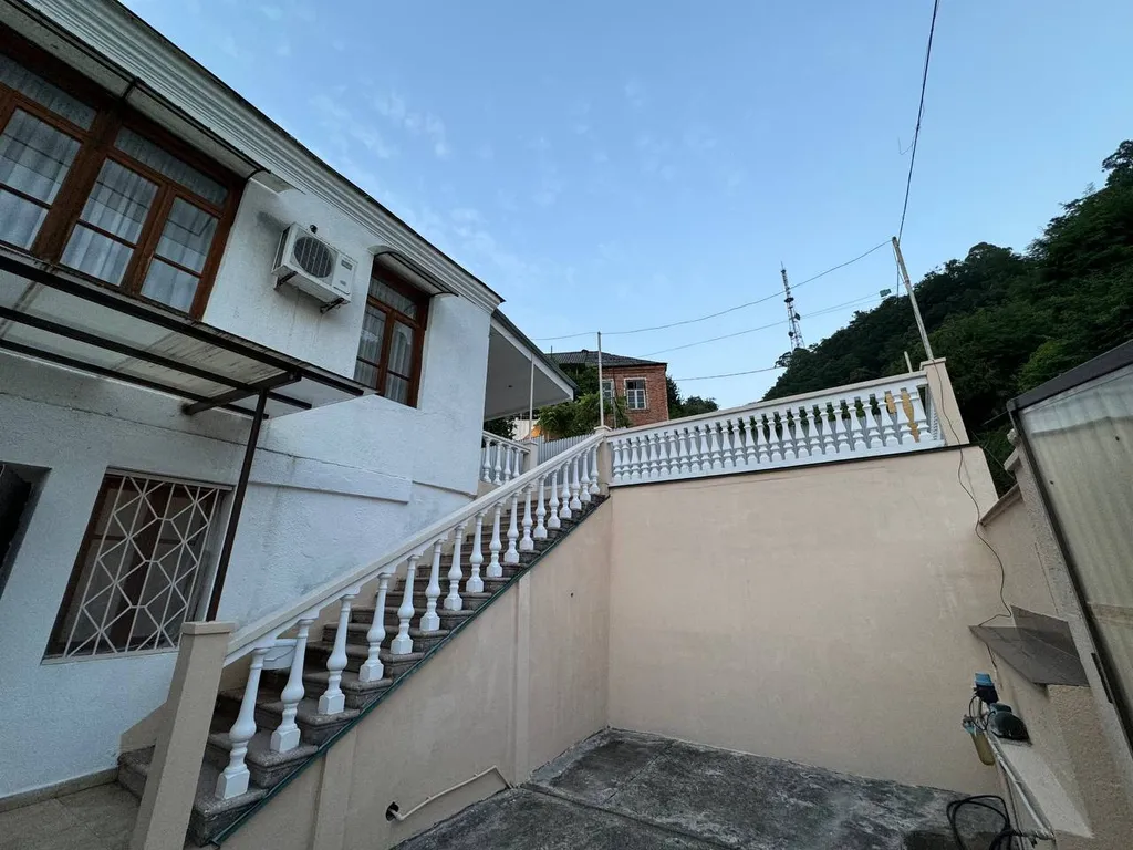 Коттедж Уютный второй этаж дома с отдельным входом и территорией во дворе — Сухум