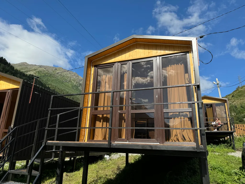 Домик рядом с нарзанным источником