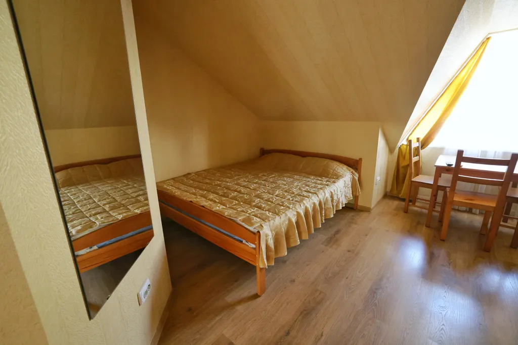 Двухместный номер с доп. местом без балкона с видом на горы