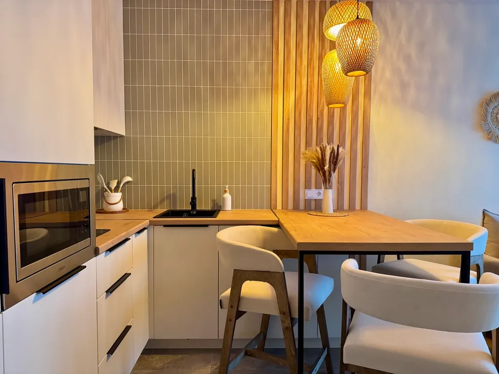 Студия бохо у набережной, с сауной, массажным креслом, проектором