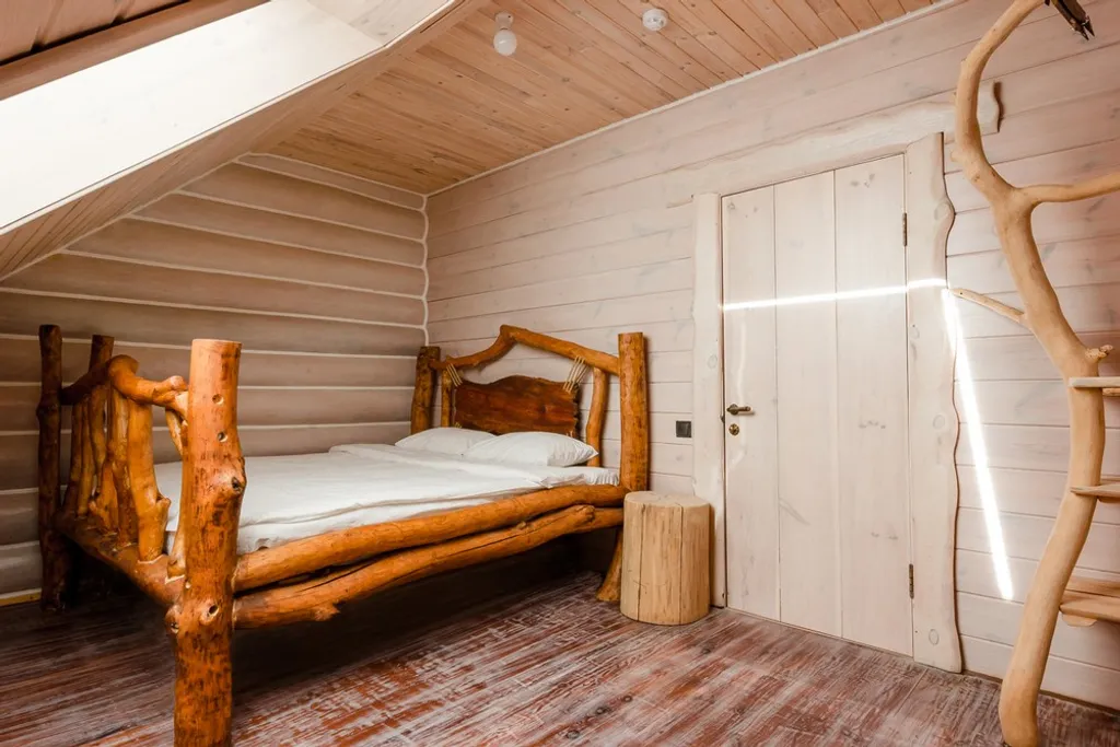 Экодом из вековой сосны с прудом и 7-м бассейном в 23 км от Минска