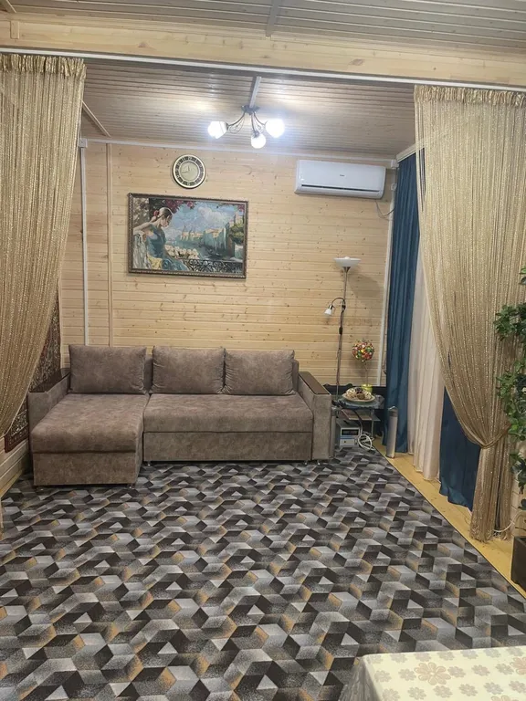 Деревянный дом на берегу Азовского моря