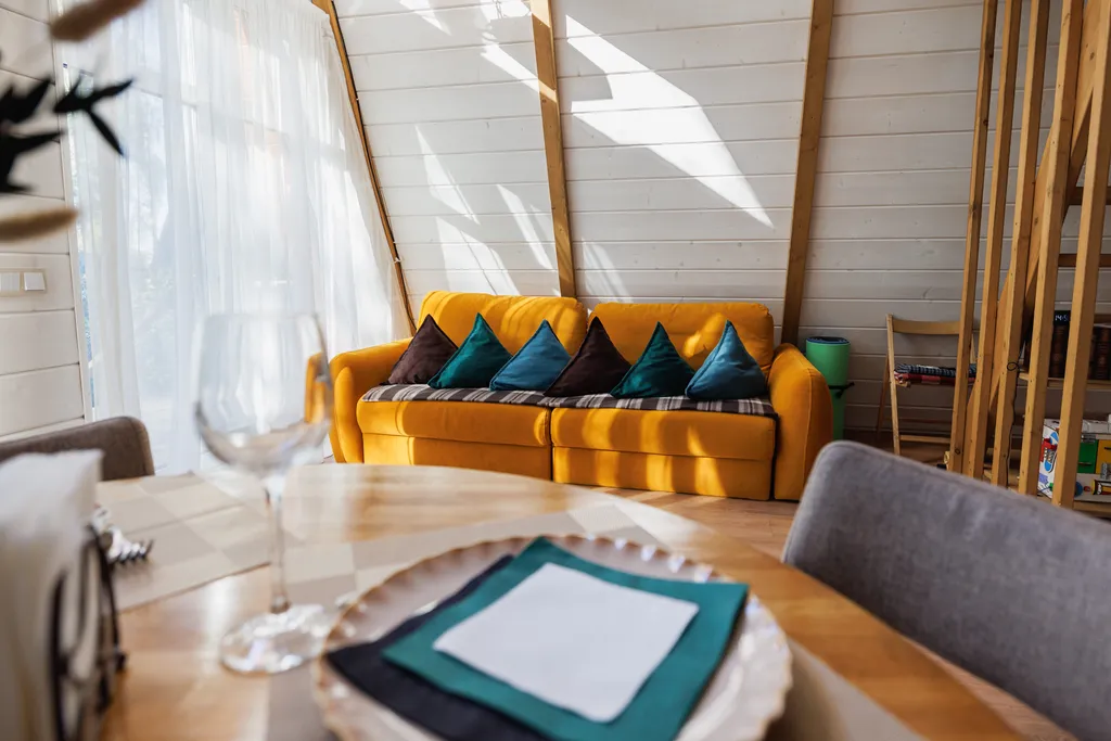 Уютный дом на берегу озера в березовой роще