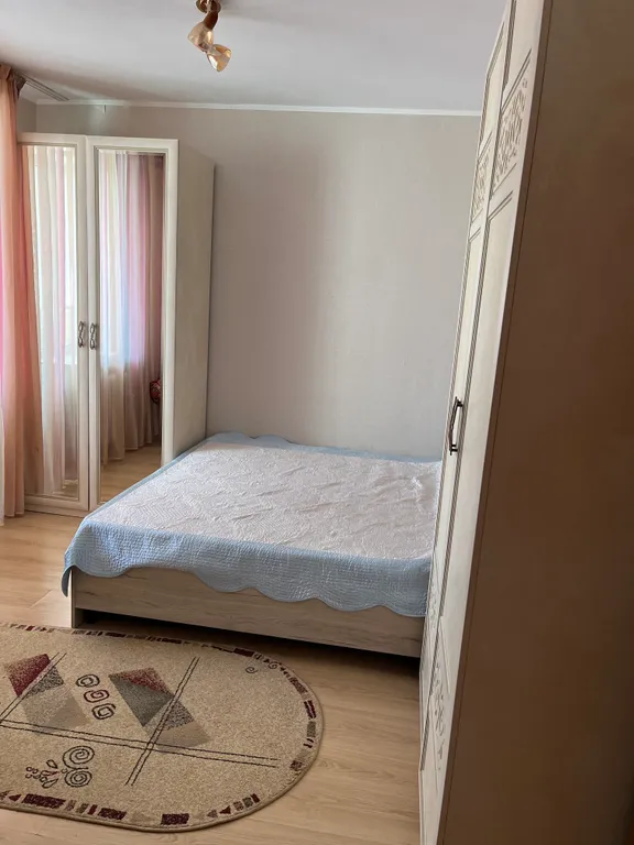 Самый центр левого берега