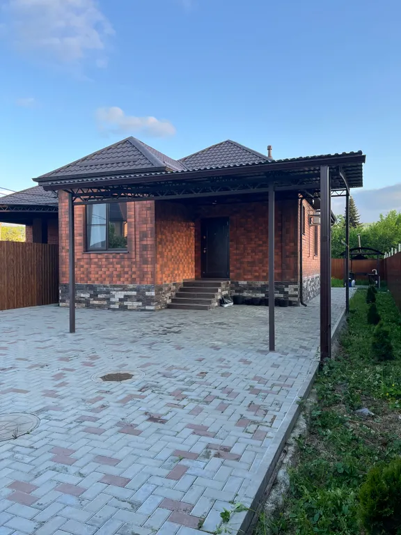 Отличный дом со своим двором в центре поселка