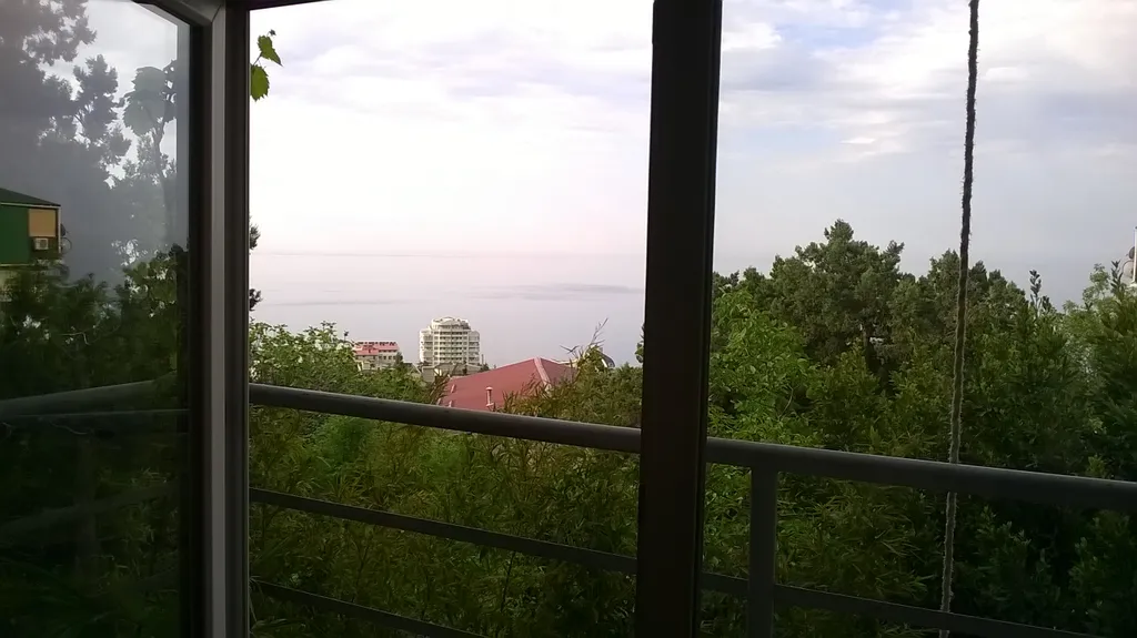 Дом 2 уровня со своим двором