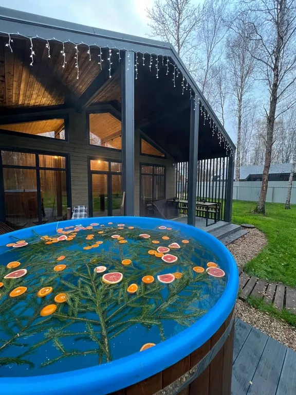 Дом в стиле барнхаус с японской купелью фурако на террасе