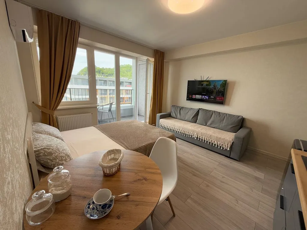 Ретро студия с панорамными окнами с видом на море, бассейн