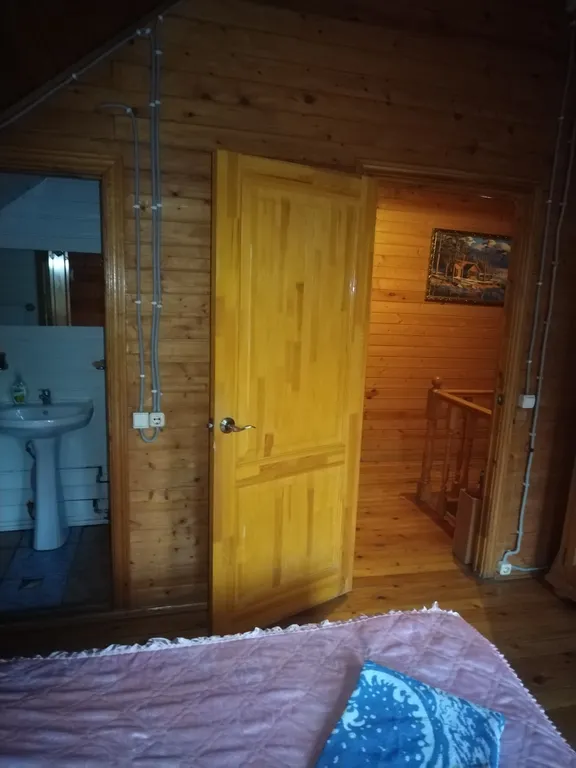 Домики в лесу на берегу реки Волге