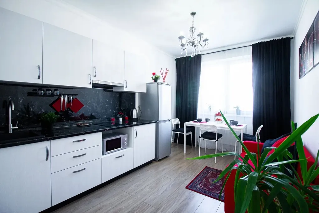 Шикарная дизайнерская квартира с кованой кроватью и камином