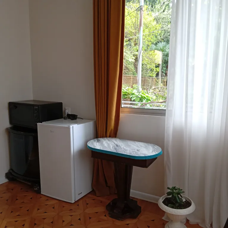 Флигель с балконом в саду