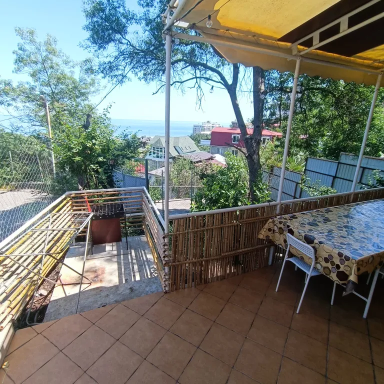 Дом с беседкой