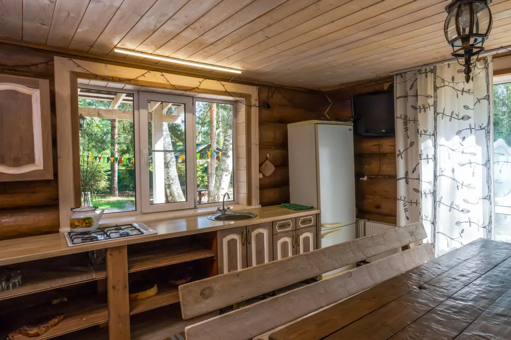 Большой дом для 16 человек в лесу на берегу реки