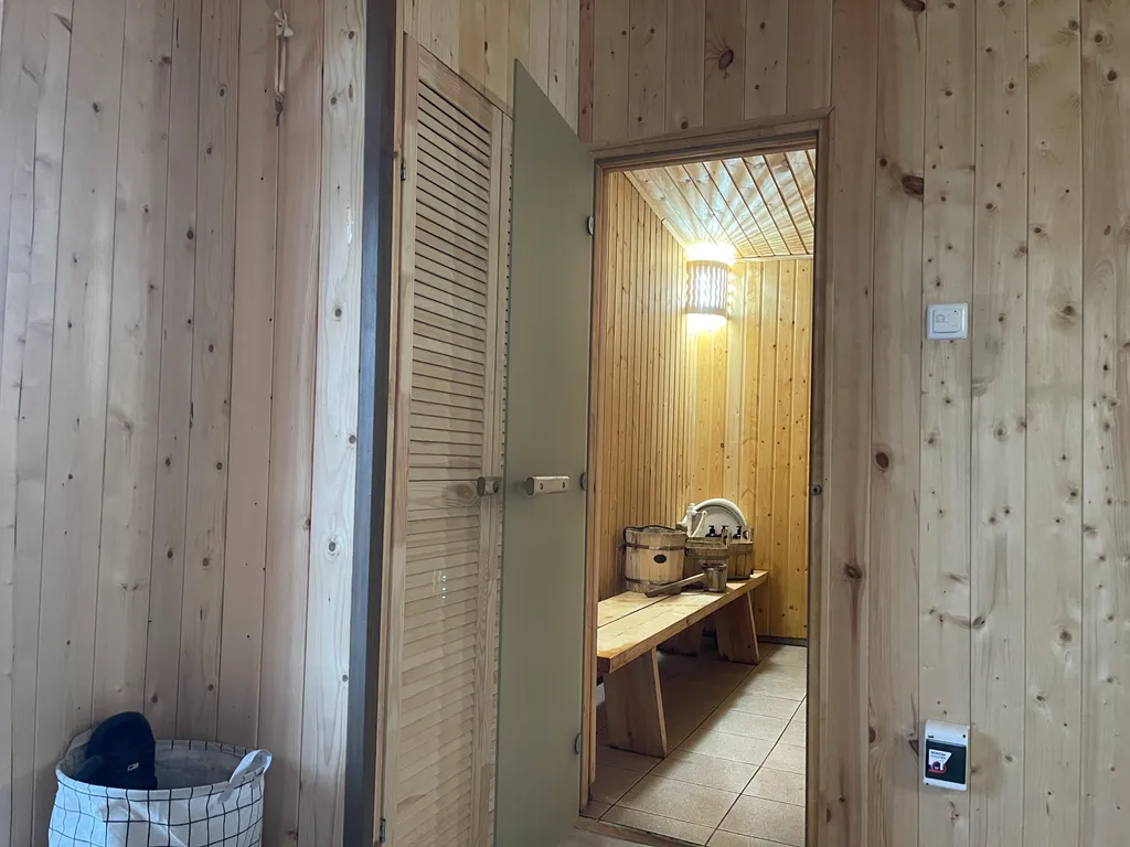 Вместительный уютный дом с камином, русской баней и банным чаном