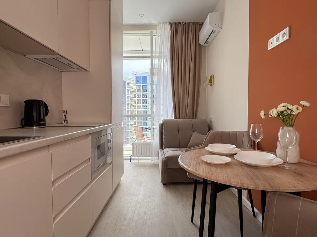 Яркая студия с видом на море