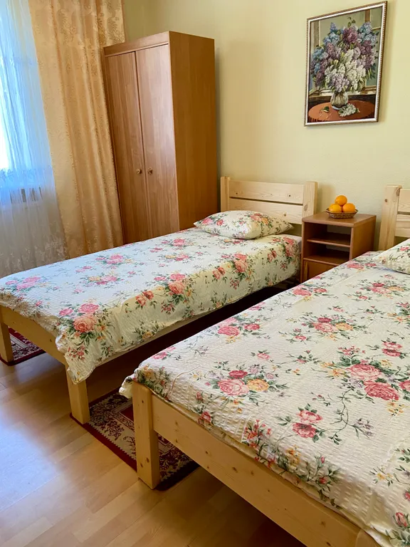 Дом с яблоневым садом на побережье