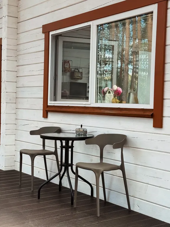 Белый дом и сосны