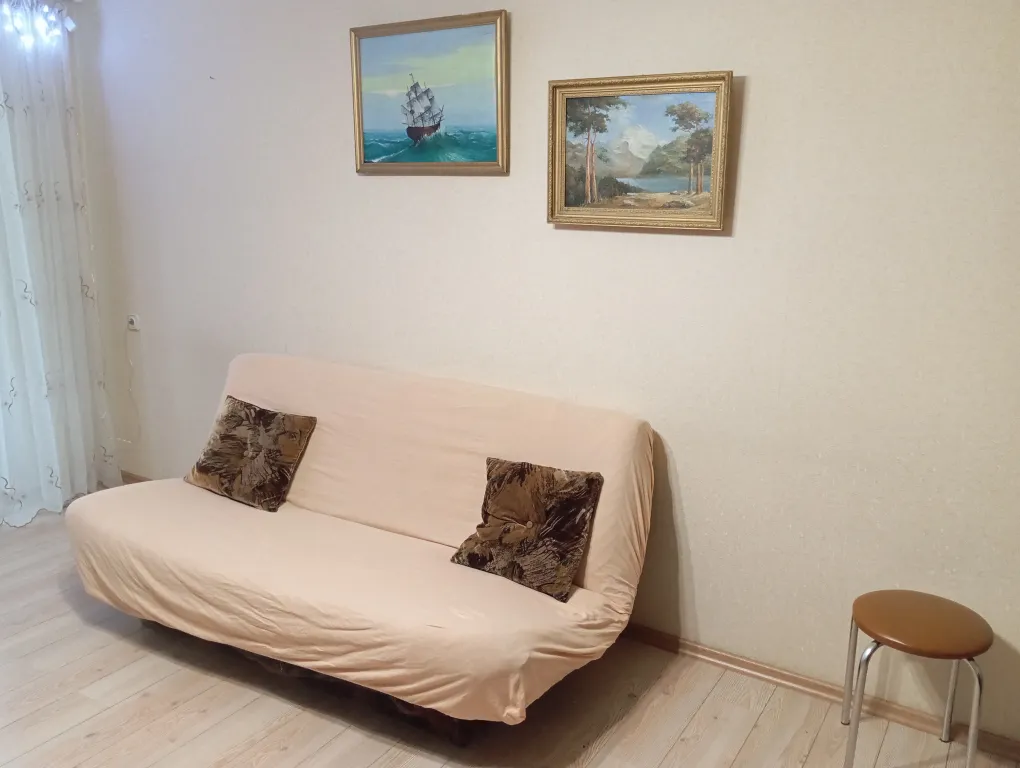 Скромная квартира с изолированными комнатами в центре